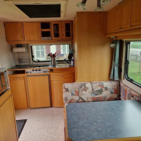 Caravane 1-4 Personnes Camping *